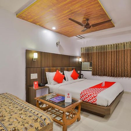 Oyo 1389 Hotel Relax Inn Surat Exterior photo