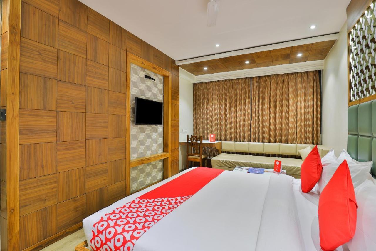 Oyo 1389 Hotel Relax Inn Surat Exterior photo