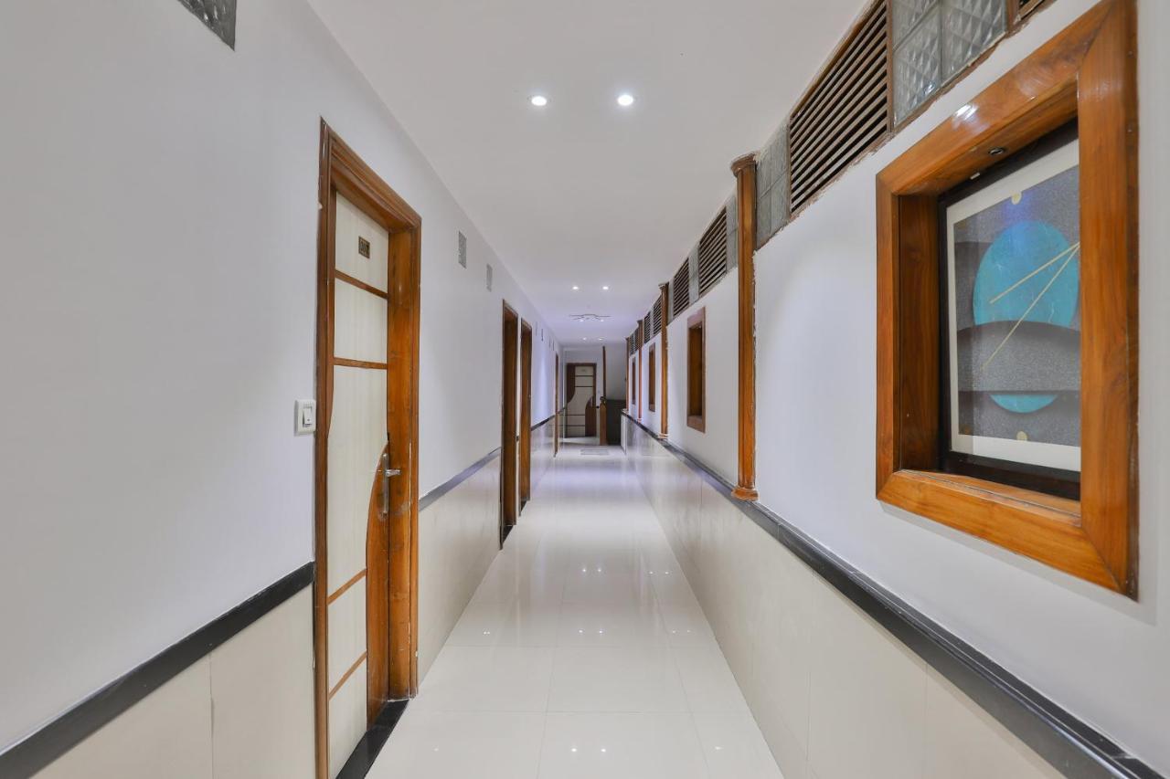 Oyo 1389 Hotel Relax Inn Surat Exterior photo
